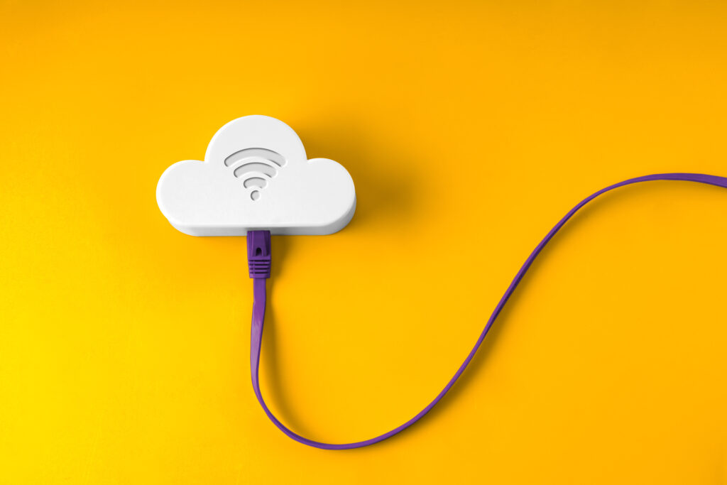 Grafika przedstawiająca kabel podpięty do routera w kształcie chmury